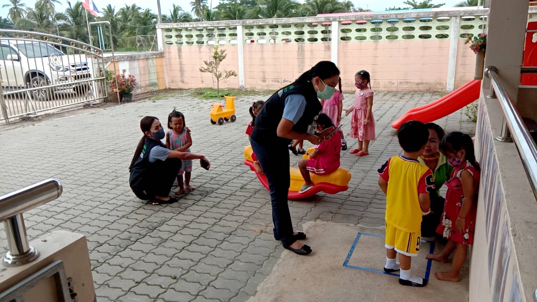 รพ.สต.ศรีวิชัยร่วมกับอสม. ตรวจคัดกรองเด็กเล็ก เพื่อป้องกันการแพร่ระบาดโรคโควิด-19 ในศูนย์พัฒนาเด็กเล็ก